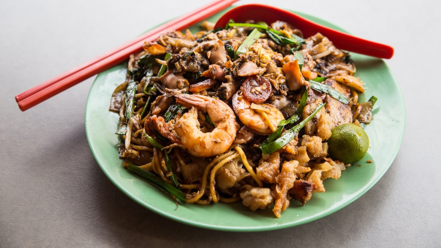 炒粿条是新加坡一道几十年来历久不衰的小贩美食经典代表.